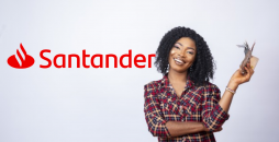Mulher com maço de dinheiro empréstimo Santander