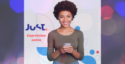 mulher feliz com celular na mão empréstimo just