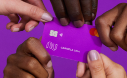cinco mãos segurando o cartão Nubank