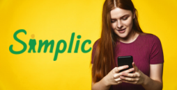 jovem no celular pegando empréstimo