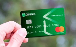 Uma mão segurando o cartão Original Mastercard Internacional
